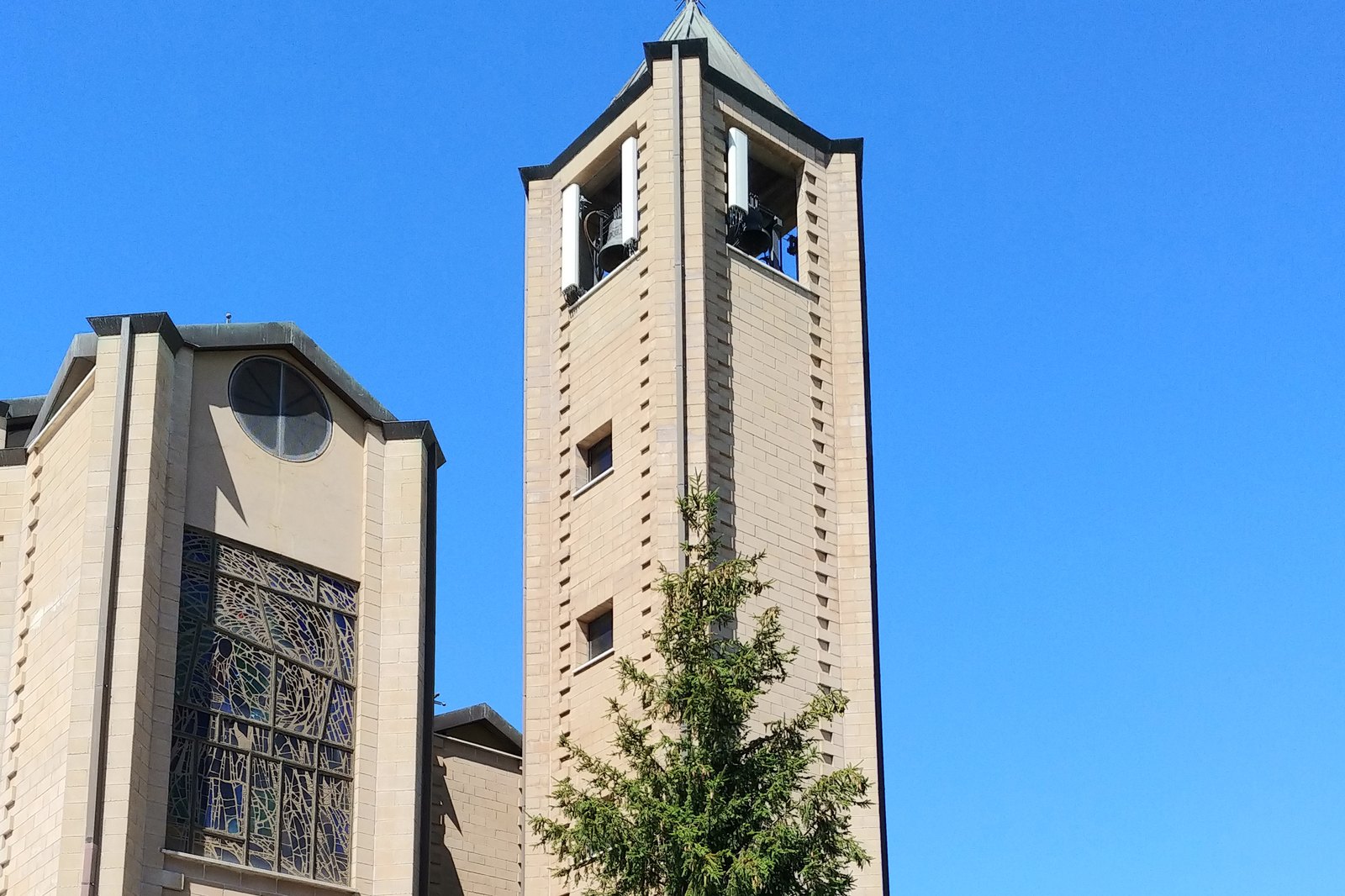 Chiesa di Sant'Alberto Magno a Roma, in via delle Vigne Nuove, con il campanile