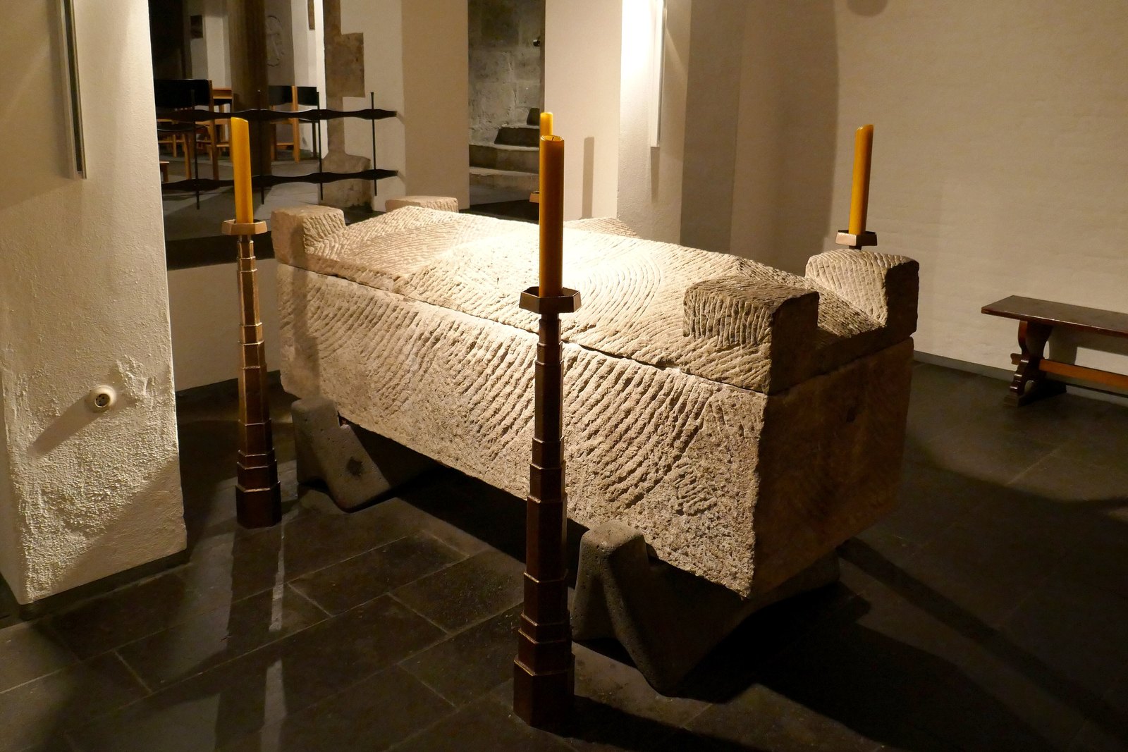 Sarcofago di Sant'Alberto Magno nella cripta della basilica di Sant'Andrea a Colonia
