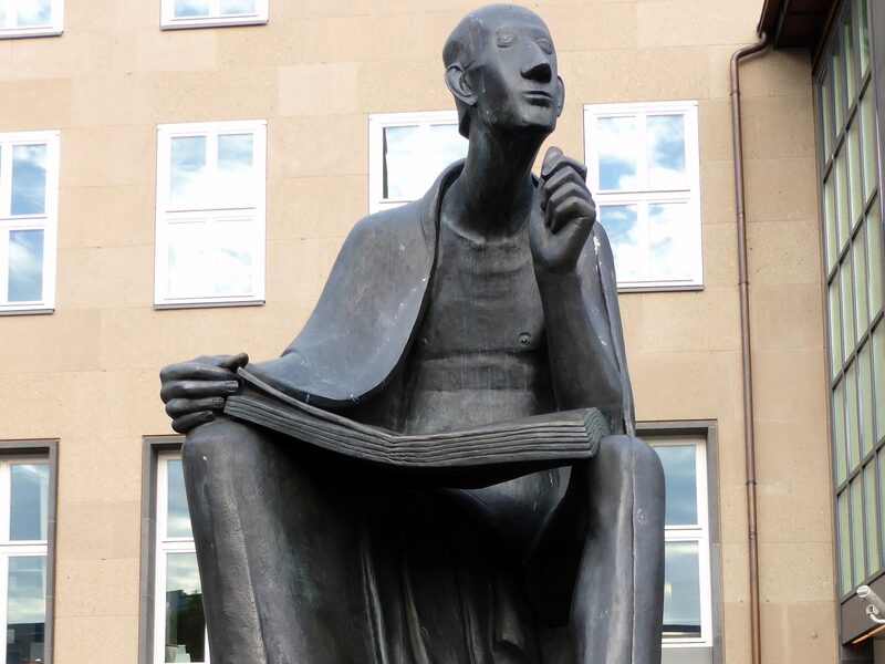Statua di Alberto Magno di Gerhard Marcks davanti all'edificio principale dell'Università di Colonia